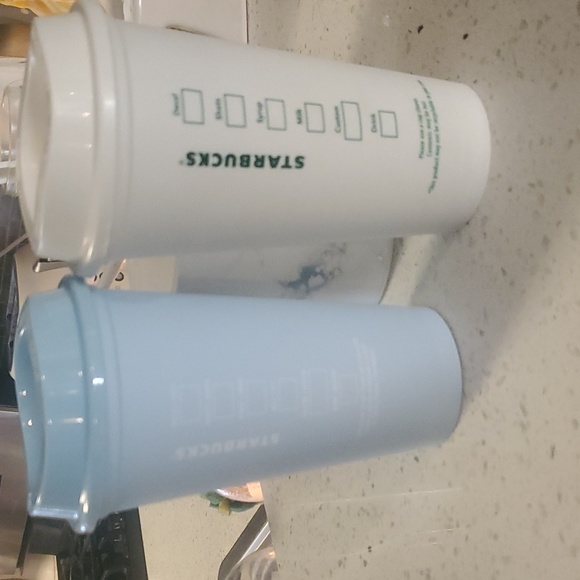 Two Starbucks plastic travel cups - Picture 2 of 4
